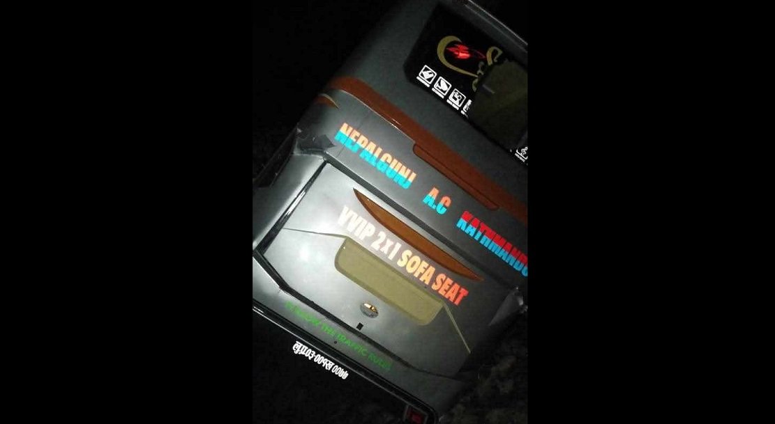 चितवनमा आइतबार बिहान बस दुर्घटना ।